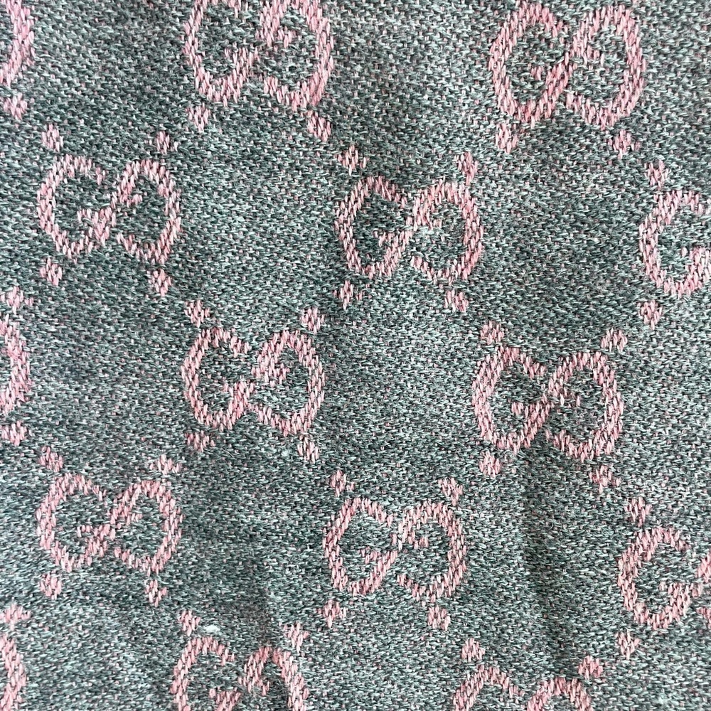 Gucci GG 100% wool wrap/scarf in grey with pink GGs, fringe, L, EUC - Picture 7 of 10